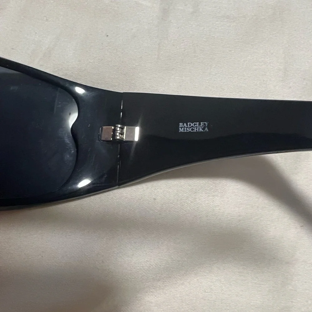 Vintage elegant 1998 Badgley Mischa dark sunglasses. - Picture 3 of 6